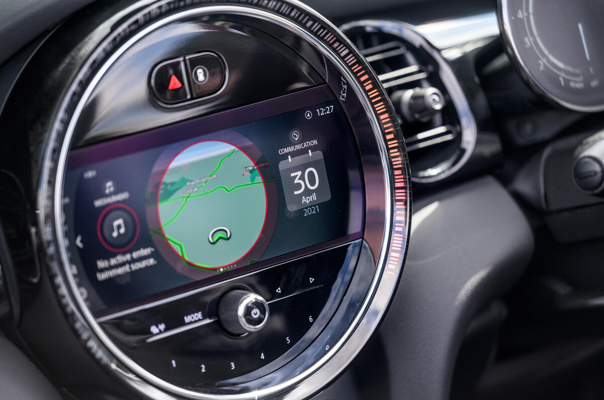 14 Mini Convertible 2021 RT infotainment