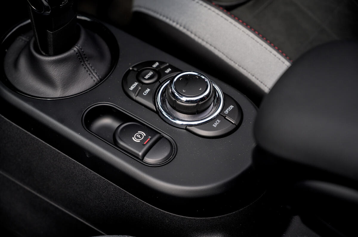 16 Mini Convertible 2021 RT centre console