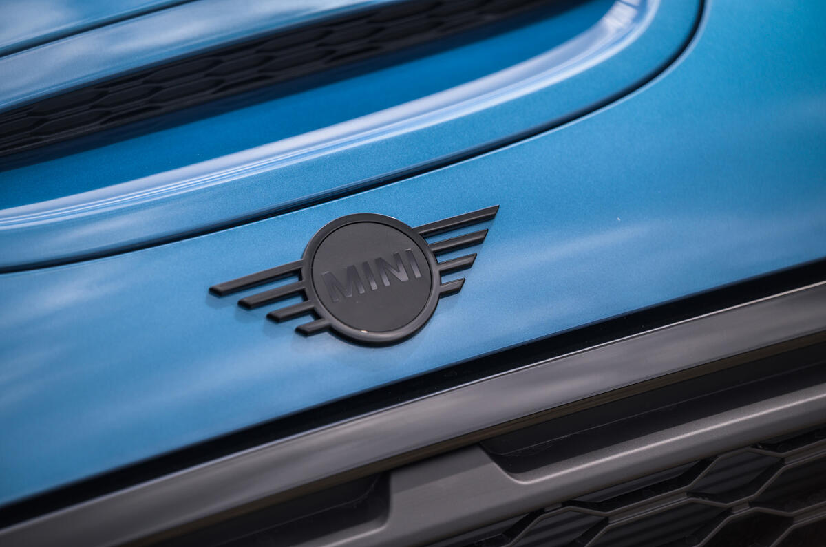 4 Mini Convertible 2021 RT nose badge