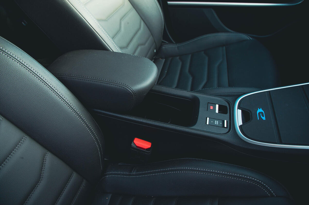 Jeep Avenger arm rest