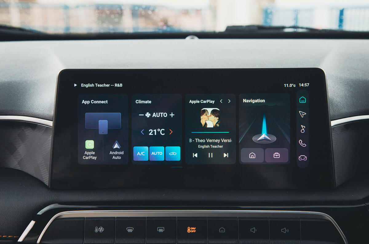 mg3 review 2024 18 infotainment